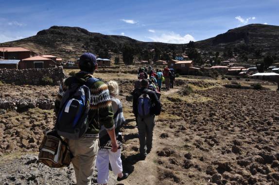 Chegando à ilha de Amantani, no lago Titicaca, no Peru